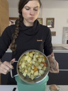 Zubereitung von Kürbis-Kartoffel-Sticks: Gedämpftes Gemüse wird in eine Schüssel umgefüllt.