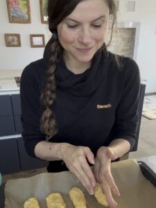 Gesunde Kürbis-Kartoffel-Sticks für Babys Beikost auf einem Backblech