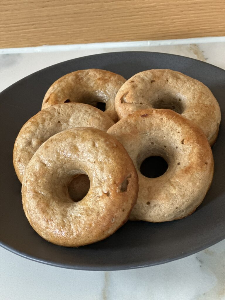 Zuckerfreie selbstgemachte Apfel-Bananen Donuts für Babys ab Beikostreife.